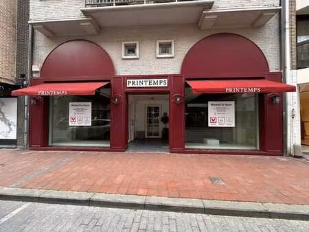 magasin idéalement situé du côté ensoleillé de la prestigieu