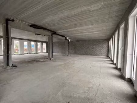 360 m² de surface commerciale bénéficiant d’une excellent...