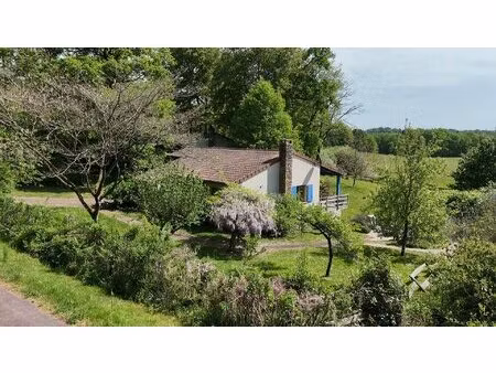 maison de plain-pied située à côté d'un château avec toutes ses facilités.