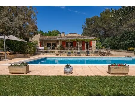 jolie maison en pierre avec piscine  jardin et vues.