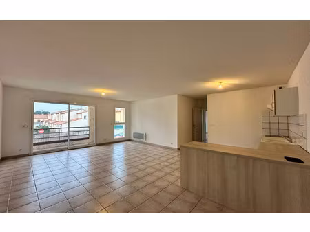 location appartement  m² t-4 à llupia  735 €