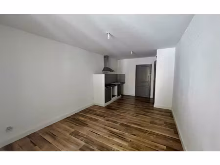 location appartement  m² t-2 à riez  460 €