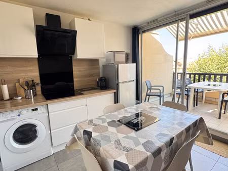 studio avec terrasse et place de parking