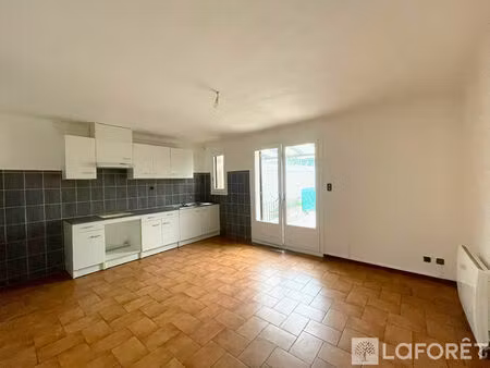 appartement t2 avec extérieur et garage à prades