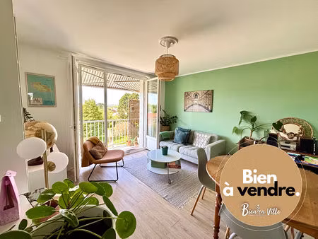 rezé - proche place du 8 mai - appartement 3 chambres avec balcon.