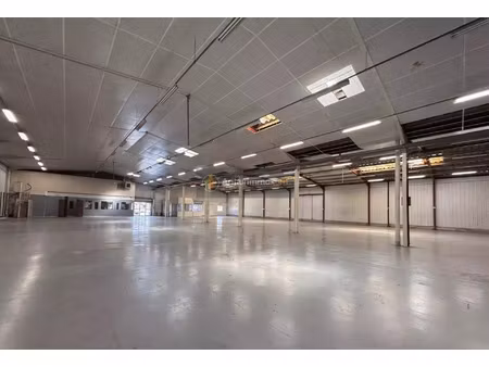 location local commercial 3 pièces 1600 m2 à fréjus
