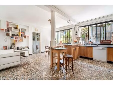 maison avec dépendance et atelier autour d'un jardin arboré