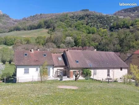 propriété – jura  village calme et verdoyant