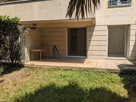 caluire  joli t2  coté hôpital croix rousse (69004)  calme  meublé de 41m2 (climatisé)  ja