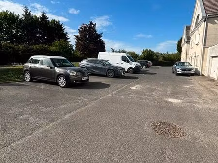 une place à parking privée à logne à louer 40/moins