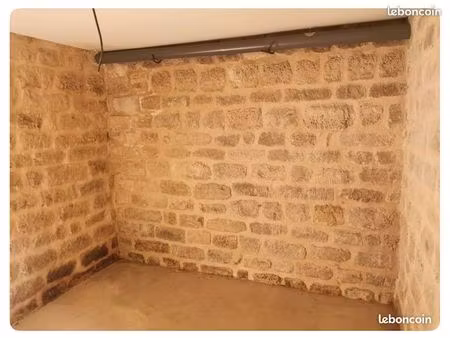 belle cave rénovée et bétonnée quartier batignolles /accès privé /pierres apparentes /loca