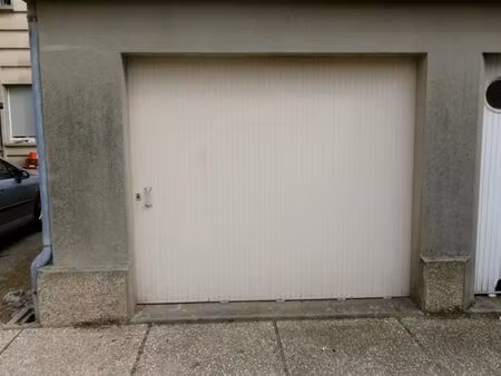 grand garage a louer hyper centre ville de saint-lô