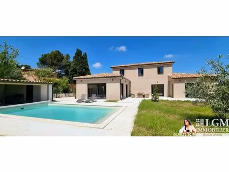 propriété contemporaine d’exception aux lignes provençales  à proximité immédiate du...