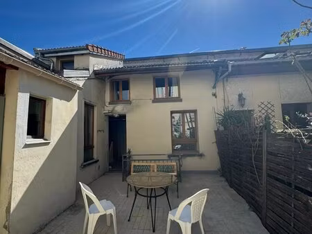 maison de ville à louer 72m2 2 chambres.