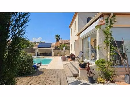 maison 3 faces récente avec piscine  spa et garage