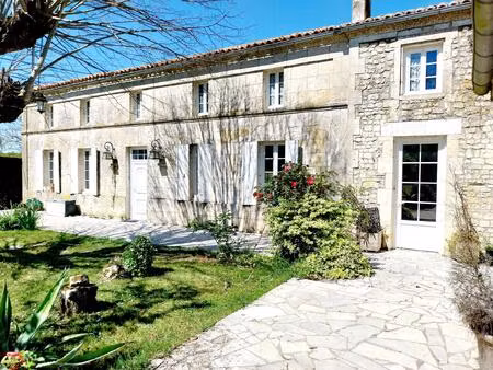 maison charentaise à rénover – 210 m² – terrain arboré 3 500 m² – dépendances – profession