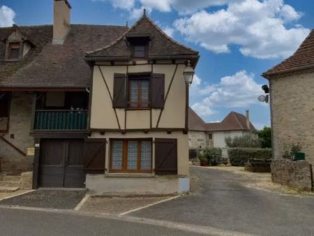 secteur bretenoux  maison de village entièrement restaurée avec cour et balcon