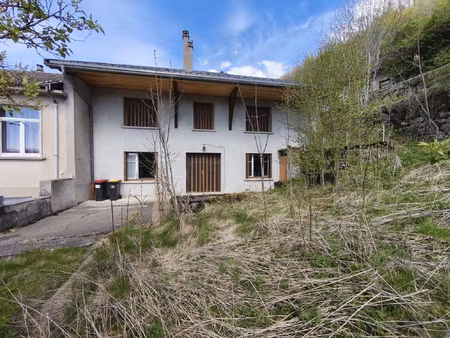 maison en pierre avec terrasse et petit terrain