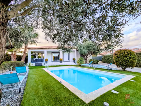 villa de plain-pied avec piscine  1500 m² de terrain et stationnements multiples