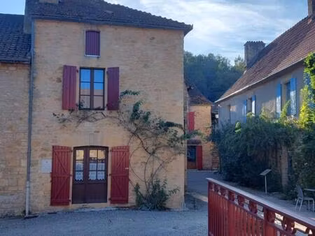 authentique maison de village : le charme du périgord  l'esprit d'artiste en plus