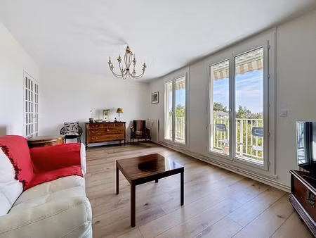 saint-cyr-sur-loire – appartement 4 pièces rénové avec balcons  box et cave