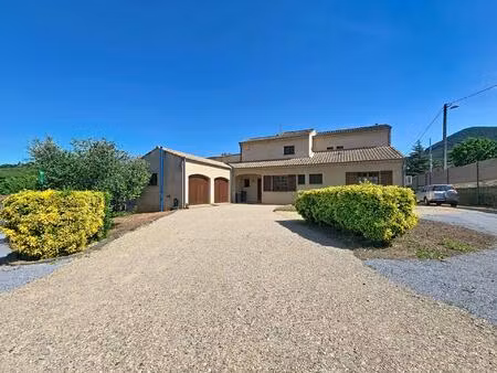 une propriété rare à bédarieux  alliant volumes  prestations modernes triple garage et vas