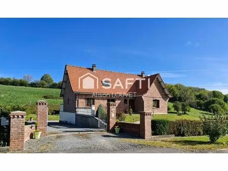maison avec 2 grand garages et 5 chambres .