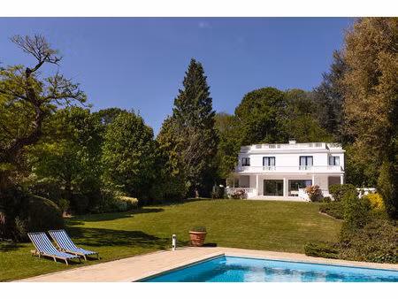 propriété avec parc paysager et piscine