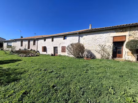 propriété de caractère  vallée de la sèvre  longère en pierres.