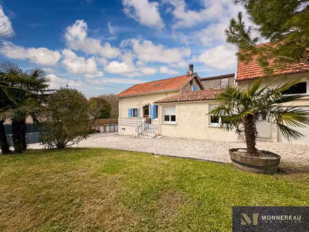 maison en pierre avec dependances