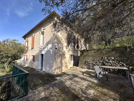 maison de ville sur deux niveaux  3 chambres et garage.