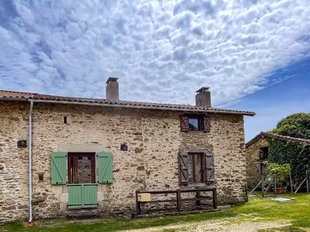 maison en pierre rénovée pleine de charme  avec deux grandes granges et un jardin clos.