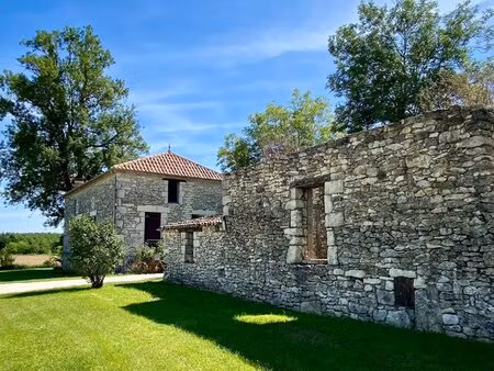 superbe propriété avec 2 maisons  piscine  dépendances et vue magnifique