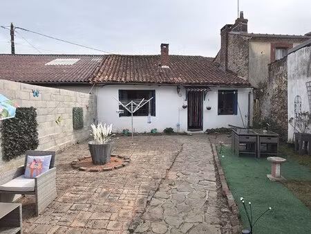 une maison confortable de deux chambres  de plain-pied  avec un charmant jardin