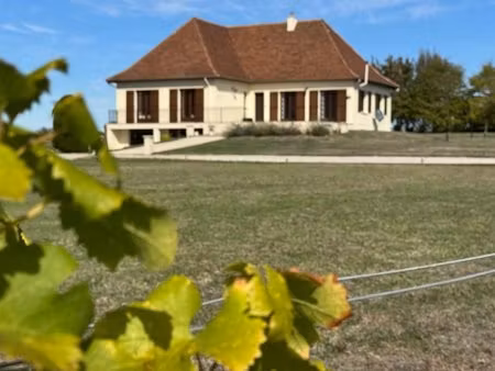 une maison rénovée avec soin  5 chambres et 5 salles de bains  offrant de vastes espaces d