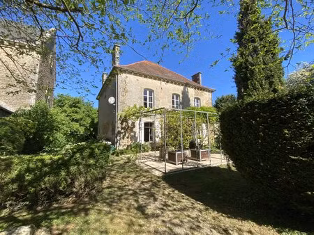 ancien presbytère de caractère avec 2 hectares de terrain proche de poitiers