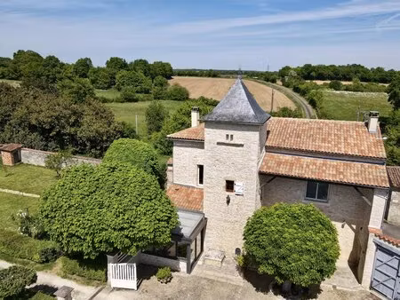 logis du xvie siècle rénové proche de ruffec