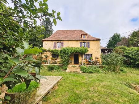 maison traditionnelle en pierre avec dépendances  terrain et vue !