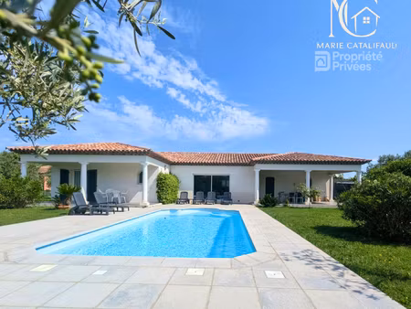 villa plain pied avec piscine et double garage dans un quartier calme !