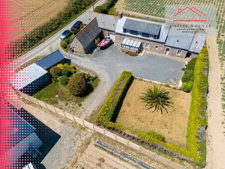 corps de ferme en pierre à pleumeur-gautier   4 ch potentielles  dépendances   14 912 m²  