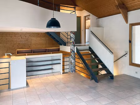 maison d'architecte avec jardin et statonnements