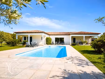 le muy - villa de plain-pied avec piscine  terrain de 1 500 m² et double garage
