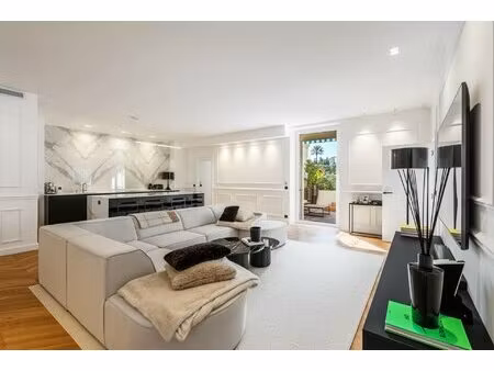 rare : appartement entierement renove avec gout + terrasse de 25m2