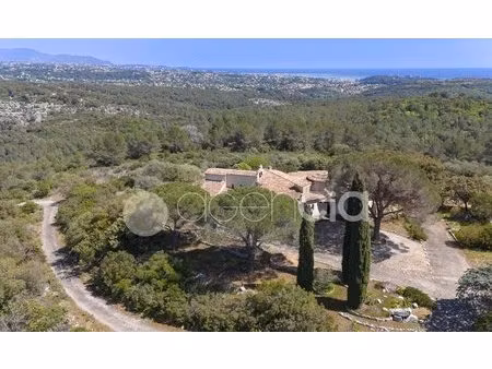 propriété d'exception à roquefort les pins