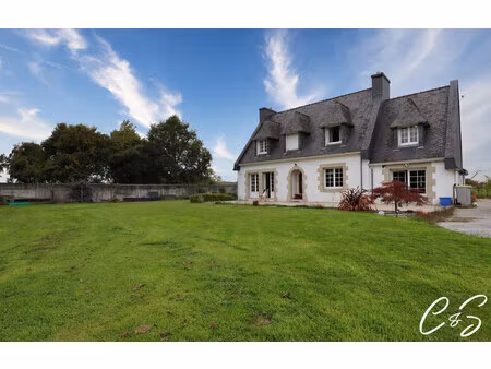 spacieuse maison familiale sur son grand terrain et à deux pas
