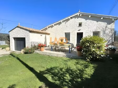mas en pierre rénové dpe a 3 suites terrain plat vue
