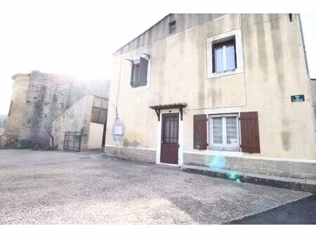 a vendre une grande maison de village avec un jardin et des annexes