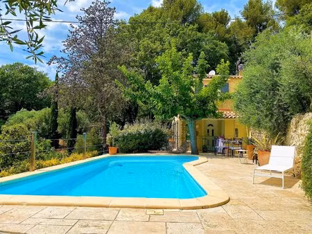 villa t5 de 135 m2  piscine  atelier  stationnements