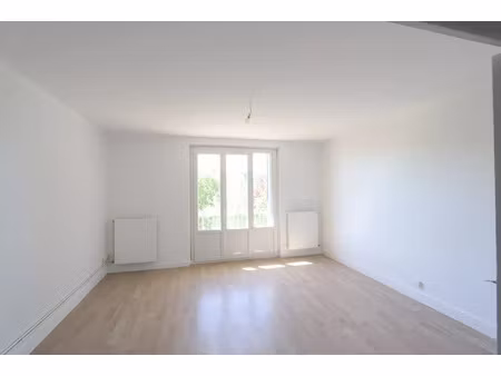 location appartement 3 pièces 65 m² à la charité-sur-loire (58400)