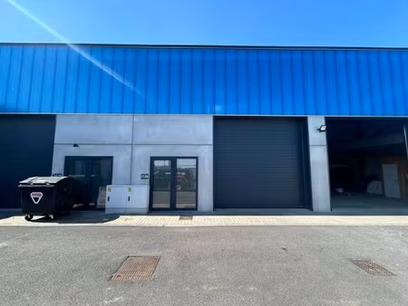 magazijnruimte van 88 m² met mezzanine (±35 m²) en parking in evergem